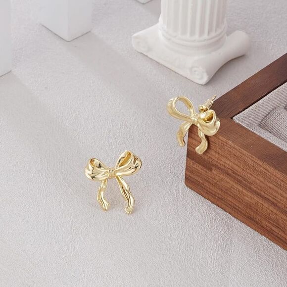 Gold stud bow earrings 🎀 - Picture 3 of 6